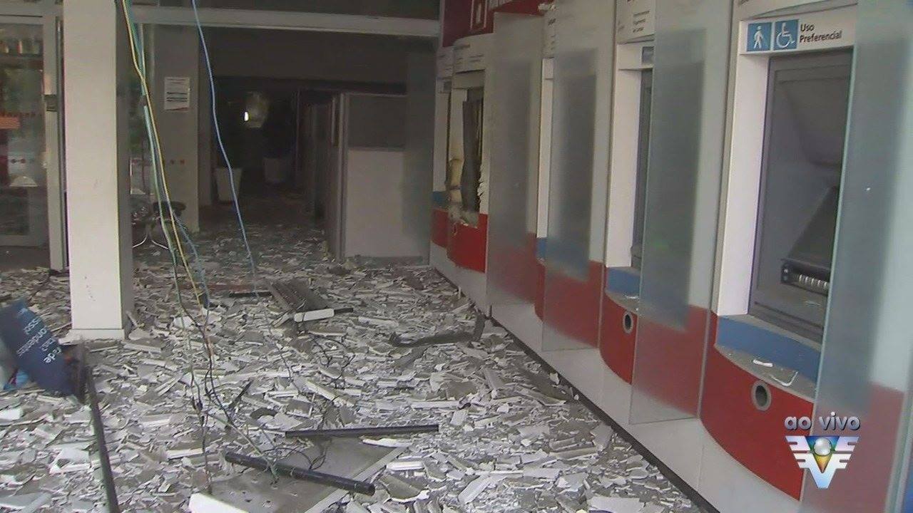 Grupo explode caixas eletrônicos de agência bancária em Guarujá