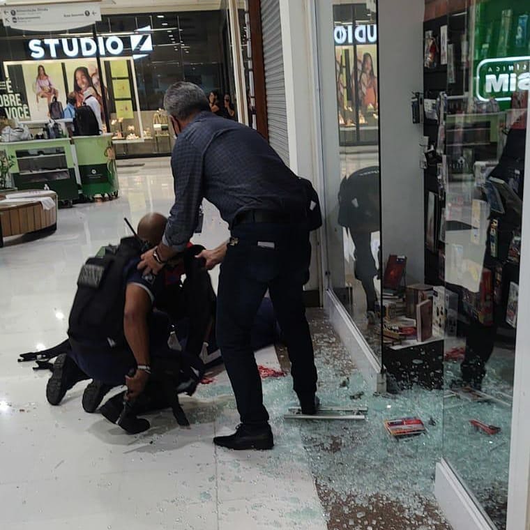 Vigilante de carro-forte e cliente ficam feridos em assalto no Shopping Tacaruna